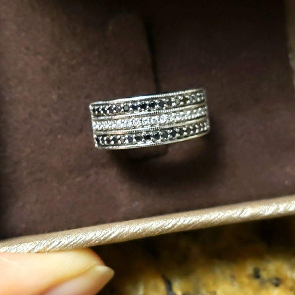 Zales 10k gold 1/2 ct diamond band - Picture 4 of 6